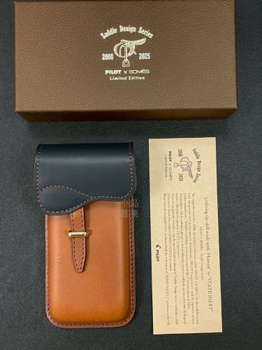 『預購商品』日本 PILOT 百樂 SOMES 馬鞍造型 鞍具皮革 三支裝 鋼筆筆套（二色可選）