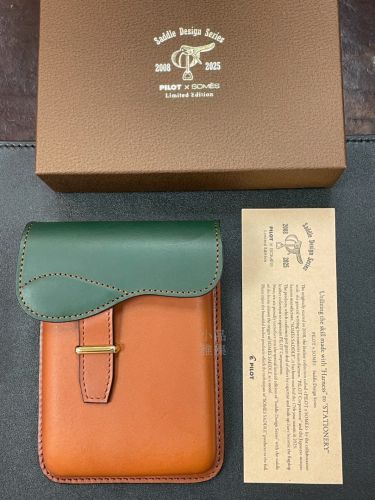 『預購商品』日本 PILOT 百樂 SOMES 馬鞍造型 鞍具皮革 五支裝 鋼筆筆套（二色可選）